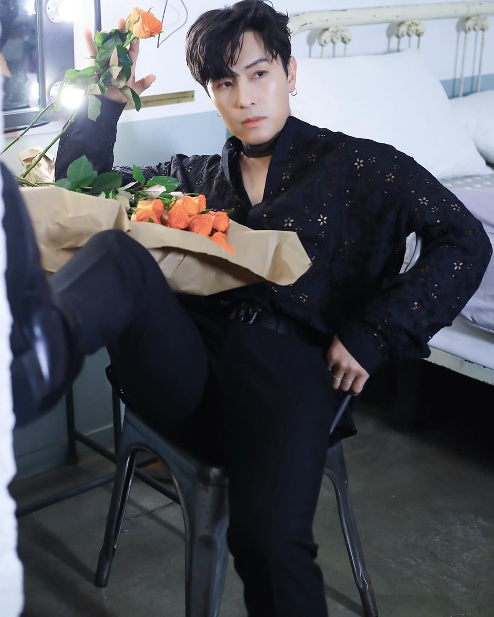 [IG] ⠀
V LIVE POST에 킬러버전 자켓 사진 촬영
비하인드 4편이 업로드 되었습니다!
⠀
4월을 맞이하면서 짠 하고 공개하고 싶었는데,
10분 늦었네요!
살짝 늦었지만 '꽃을 든 꽃' 과 함께 왔으니
예쁘게 봐주세요!!

channels.vlive.tv/FAD8B/celeb/1.…

#KIMDONGWAN #LER
#KILLER #HEALER #RedShoes