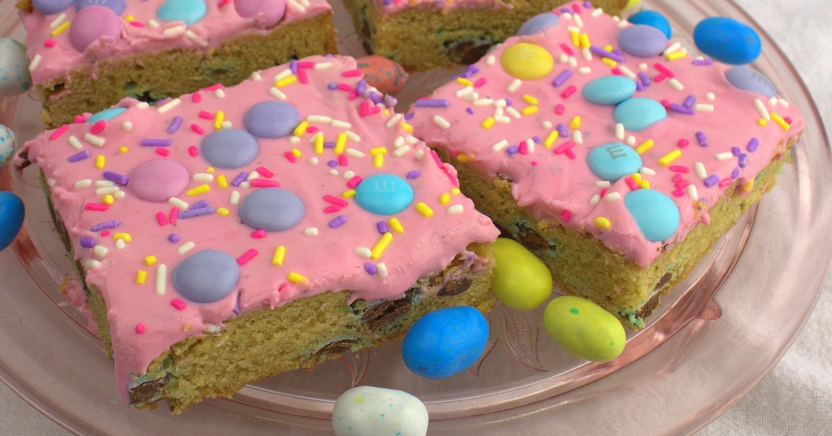 palatableplate's tweet image. Frosted M&amp;amp;M Blondies add a touch of Easter and Springtime fun to some deliciously simple bar cookies decorated with frosting, sprinkles, and candy bits.
#EasterTreats #RecipeOfTheDay  #SpringBaking 
 palatablepastime.com/2020/03/31/fro…