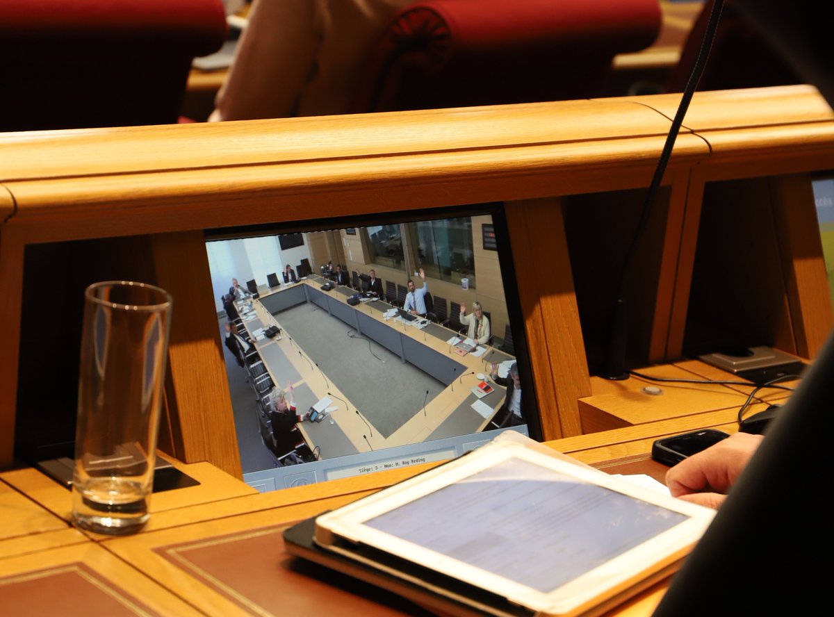 ChambreLux's tweet photo. Unanimitéit fir de Gesetzestext, dee finanziell Hëllefe fir Betriber an Artisten déi vun der Covid-19 Krise leide. Deputéierten hunn och eng Motioun gestëmmt déi d'Regierung ufuerdert nozekucken op een eventuell d'Hëllefe vu maximum 500.000€ pro Betrib op 800.000 ↗️ kéinnt. https://t.co/AtKROq24ie