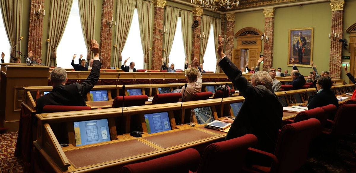 ChambreLux's tweet photo. Unanimitéit fir de Gesetzestext, dee finanziell Hëllefe fir Betriber an Artisten déi vun der Covid-19 Krise leide. Deputéierten hunn och eng Motioun gestëmmt déi d'Regierung ufuerdert nozekucken op een eventuell d'Hëllefe vu maximum 500.000€ pro Betrib op 800.000 ↗️ kéinnt. https://t.co/AtKROq24ie