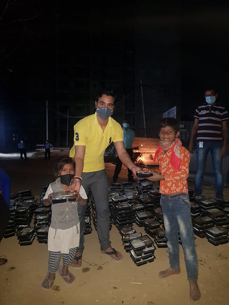 savechildbeggar's tweet photo. Thank you @M_Lekhi @ccoi_1947 for arranging 600 plus dinner packets. Our team @savechildbeggar distributed it to street kids of cannaught place ,barakamba , mandi house and daily wage workers of Karol bhag . https://t.co/gKKhFKckXX