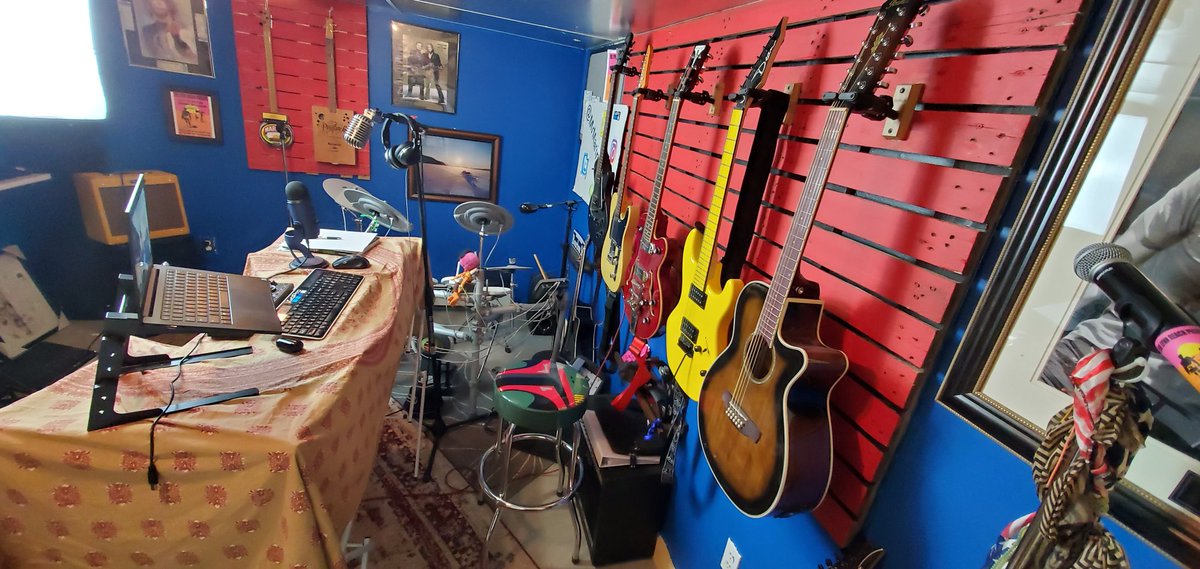 MrMarinoScience's tweet photo. My Remote Learning Office Beat Lab Auditorium! I thought I loved workin from school! @MSMSBPS @BurlMASchools #trickMEintoTeaching #TrickEmIntoLearning @dailystem @gibsonguitar @Epiphone @ibanezofficial @DeanGuitars @Aerosmith @IamStevenT @shure @BlueMicrophones @SamsungMobileUS https://t.co/ZA1kRuwpbg
