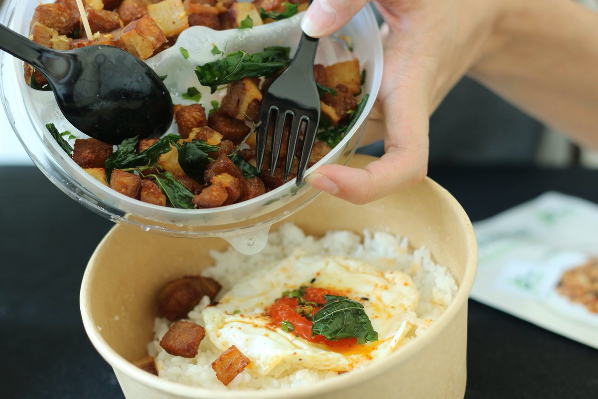 มามาเดี๋ยวผมป้อนหมูกรอบให้กิน หมูกรอบจำแลง ของ  #MeatAvatar หลับตากินยังนึกว่าหมูกรอบ ลืมตากินก็คือหมูกรอบ 
คนที่รักสุขภาพต้องชอบ โปรตีนสูงกว่า 2 เท่า ไขมันต่ำกว่า 50 เท่า ให้พลังงานต่ำกว่า 4 เท่า #อร่อย #แบบไม่อวย 
<a href="/Herepaolicious/">#อร่อยไปกับเฮีย</a> <a href="/aroii/">@aroii บอกต่อ</a> <a href="/icedessertdiary/">icedessertdiary</a> <a href="/tamagofreemag/">Tamago พาไป</a>