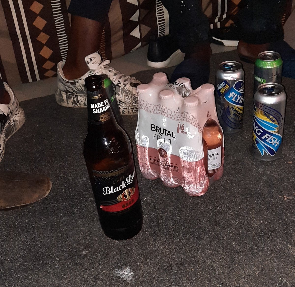 0744884707's tweet image. #lockdowns got people drinking 7 colors ya alcohol 😂😂