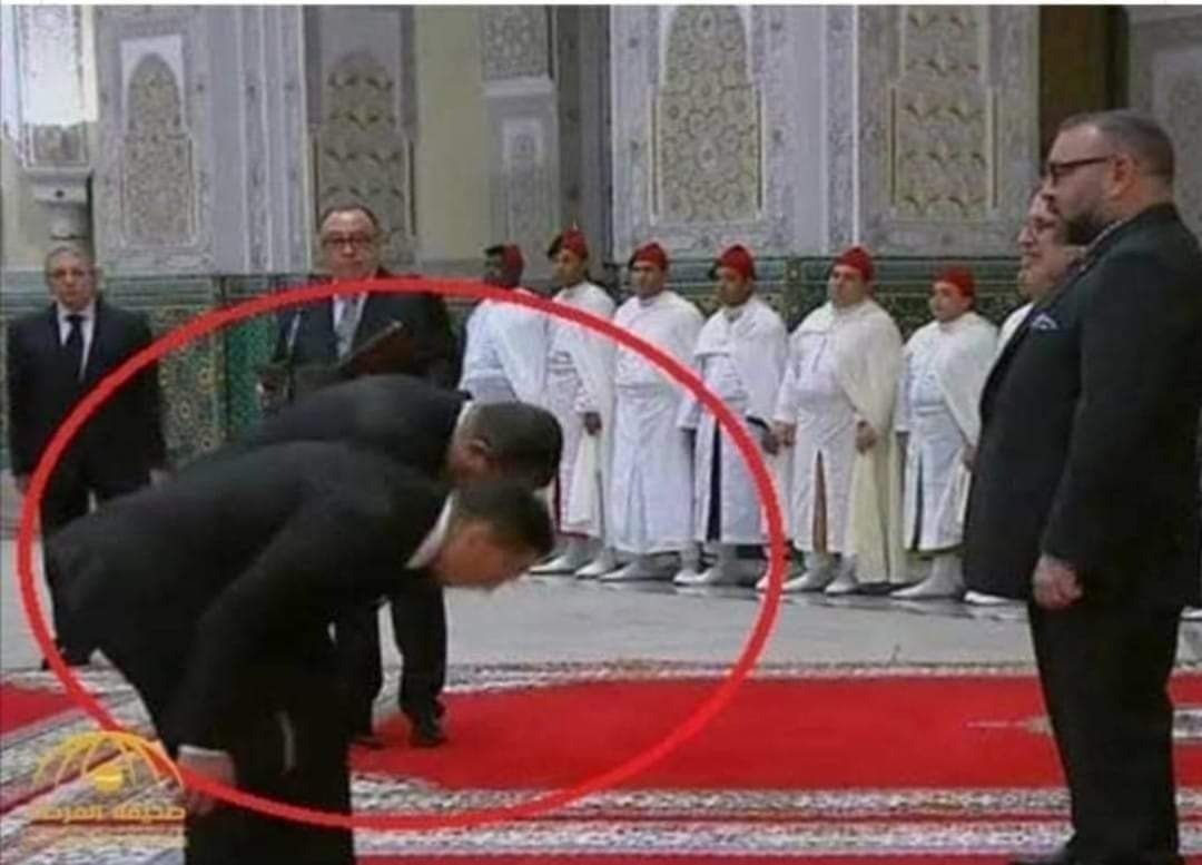 عبدالناصر عبدالقادر on Twitter: "تم منع تقبيل يد الملك محمد السادس ملك المغرب بسبب وباء كورونا الحالي ، والإلتزام بالركوع له فقط (عن بعد) !!..… https://t.co/vrTjA8nb73"