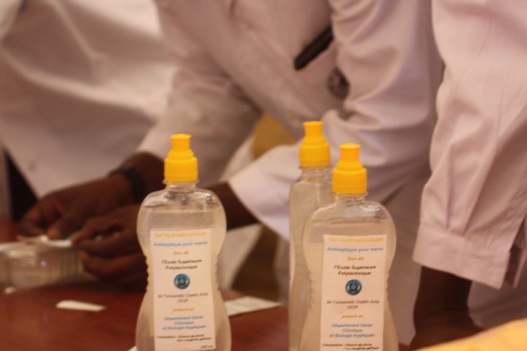 esp_dakar's tweet image. L’ESP produit son propre gel hydroalcoolique! A travers le département Genie Chimique et Biologie Appliquée (GCBA) PER, techniciens, docteurs,laborantins, étudiants ont contribué à l’effort de guerre contre le Covid19 avec une production de centaines de flacons de 500ml de gel .
