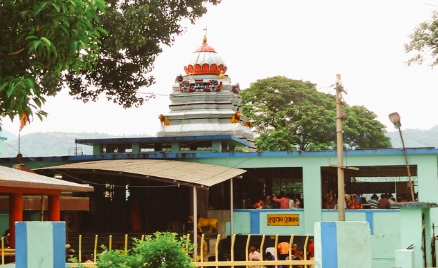 Many people come to the shrine including from Chhattisgarh, Andhra Pradesh. Legend says Devi is worshipped from centuries but the temple is a new one. Every Sunday, Wednesday & Friday, temple draws a large crowd from nearby area. Dussehra & Chaitra parva is most famous festival.