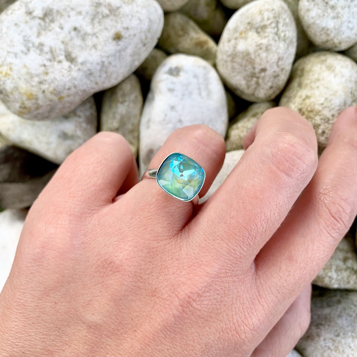 CLEVbijoux's tweet photo. ⭐️ https://t.co/FkHjViccxS ⭐️ Bijoux en argent 925
⭐️ offre spécial confinement 30% avec le code CLEV30
Nouveauté 💫
💛 Eléonie , bague en argent et pierre Swarovski 12 mm turquoise, 34€
Nombreux modèles disponibles💙💚💛🧡💖
#clevbijoux #bijoux #bague https://t.co/wz14prhQ6u