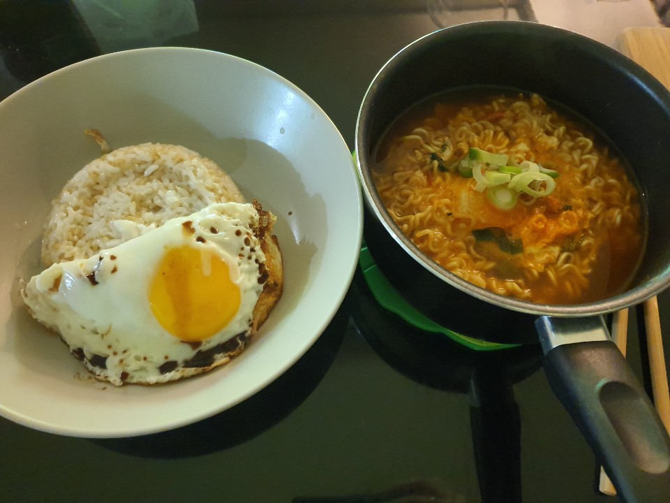 Photo by MOMO

#TWICE #트와이스 #TWICEFOOD