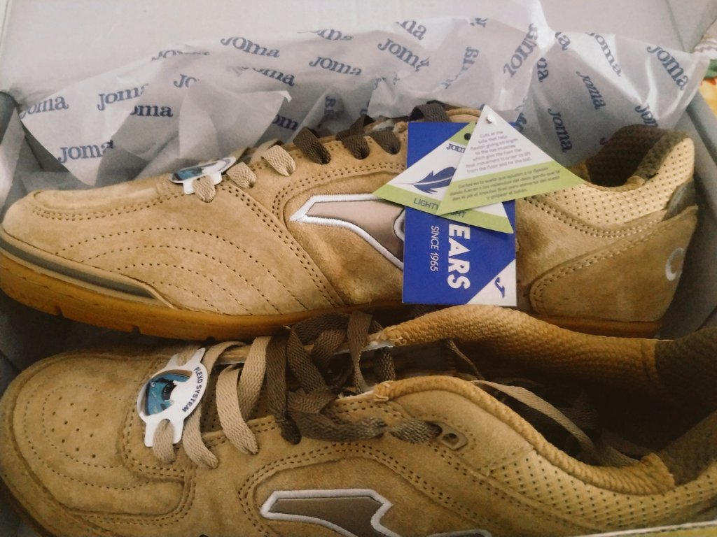 Carlosbogo's tweet photo. Chegou meu tênis de futsal mas agora vai demora estrear a bicuda o quarentena que não passa bicho https://t.co/JCKOqQBtge