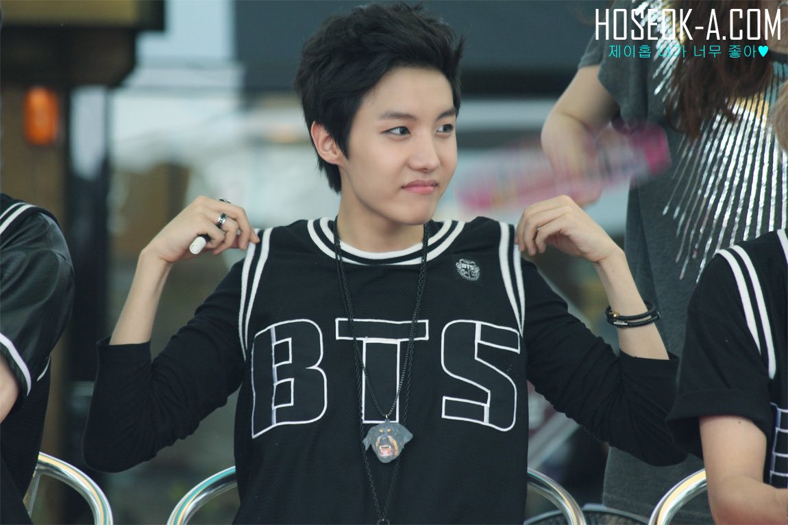 gwangjupics's tweet photo. he’s my bias! what about you guys? 👀
#DebutWithBTS #제이홉 #JHOPE #방탄소년단제이홉 https://t.co/LLcPyfeYFh