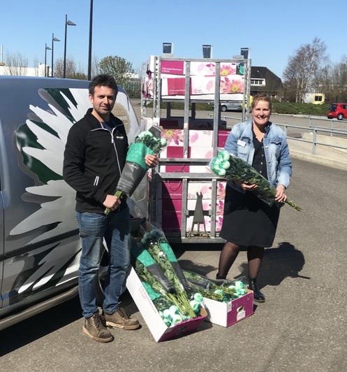 Vorige week werden we door Wouter van Esch van <a href="/OnderGlas/">Vakblad Onder Glas</a>  uitgedaagd voor de #flowerboostchallenge. Vandaag hebben we bij Arcadia Chrysanten <a href="/arcadiachrysant/">Arcadia Chrysanten</a> en Van Rijn Roses prachtige boeketten gekocht om de #sierteeltsector een hart onder de riem te steken.