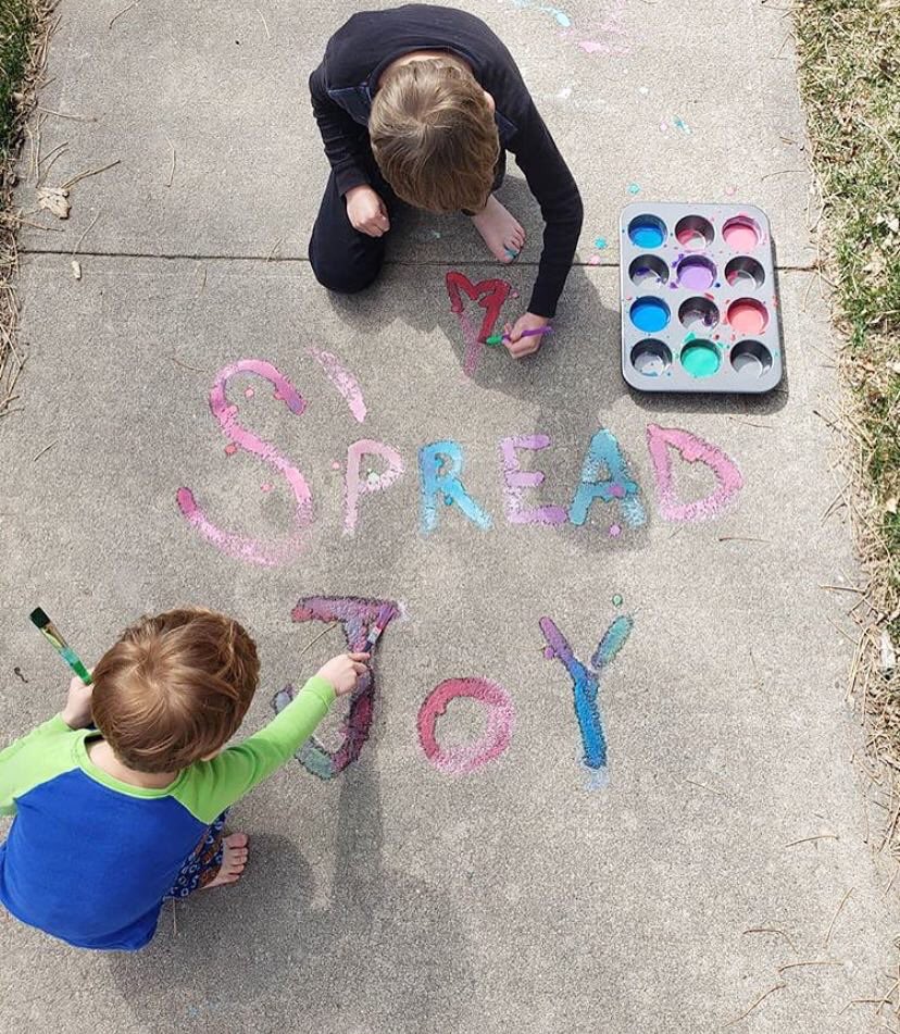 TheNannyLove's tweet photo. 🎨DIY SIDEWALK CHALK PAINT🎨 
Thank you fellow nanny sister @lifeofacoloradonanny for this awesome idea 💜 Get the kids outside and be creative. Mix equal parts of corn starch and water and add food coloring 💜 Be sure to tag @thenannylove in all your nanny fun. #nanny #nannylife https://t.co/r2wr0YHRiw