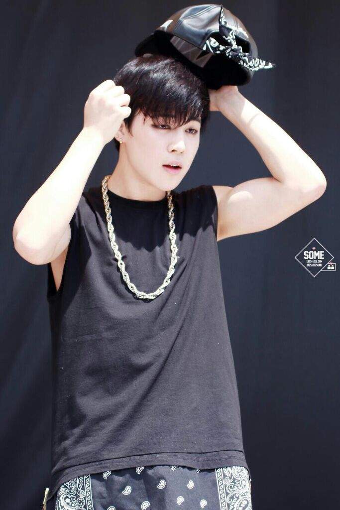 youridolcat's tweet photo. I really falling in love with this boy.. can someone tell me how is he`s name🥺🥺😻 #DebutWithBTS https://t.co/s24FO05OgC