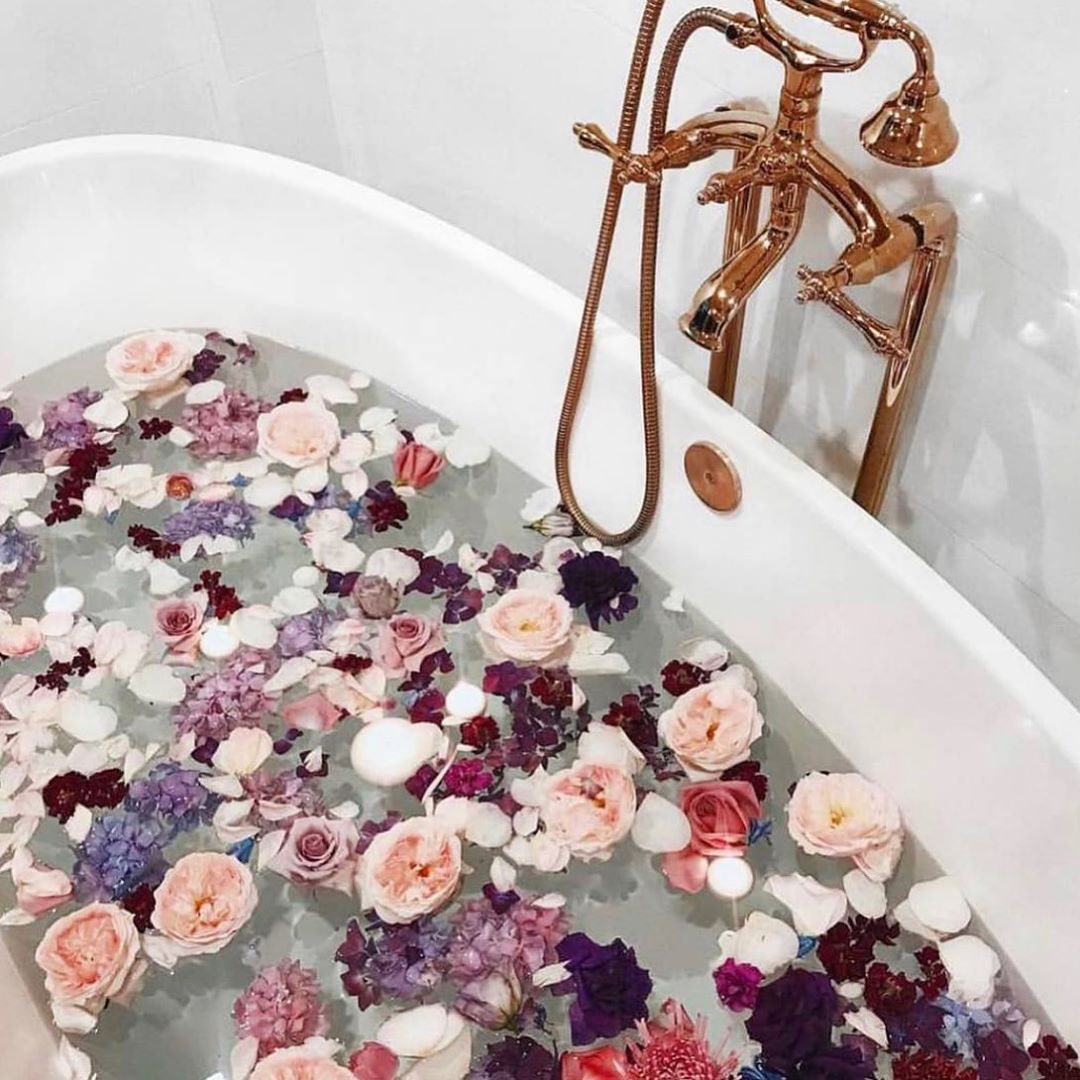 enphasisbeauty's tweet photo. How about a relaxing botanical bath in the comfort of your own home?⁠ 🛀⁠
Here is a simple recipe you can try:
🌷1/2 cup fine sea salt⁠ 
🌷1/2 cup coarse sea salt⁠
🌷1/2 cup dried flowers of your choice⁠
🌷4 drops essential oils of your choice⁠
#flowerbath #botanicalbath https://t.co/0JnCXJFki1