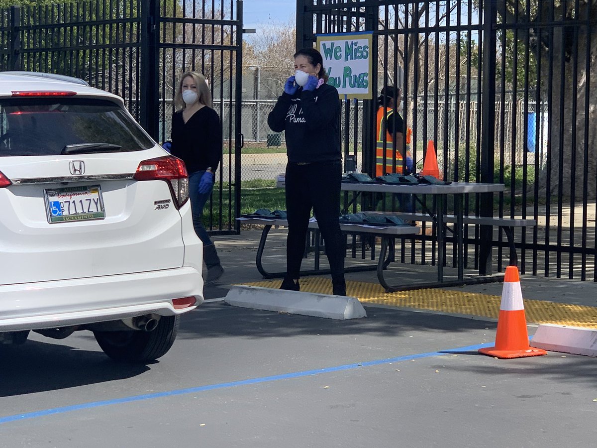 CM_LisaKaplan's tweet photo. Happy I was able to say thank you at a distance to our fabulous staff at #PasoVerdeSchool @TonjaJarrell , #HAllenHight, @JManviller & #NatomasMiddleSch @ThePantherWay - for doing such a great job helping our students / families get their #chromebooks today. @NatomasUSD https://t.co/sbUcFpjLSL