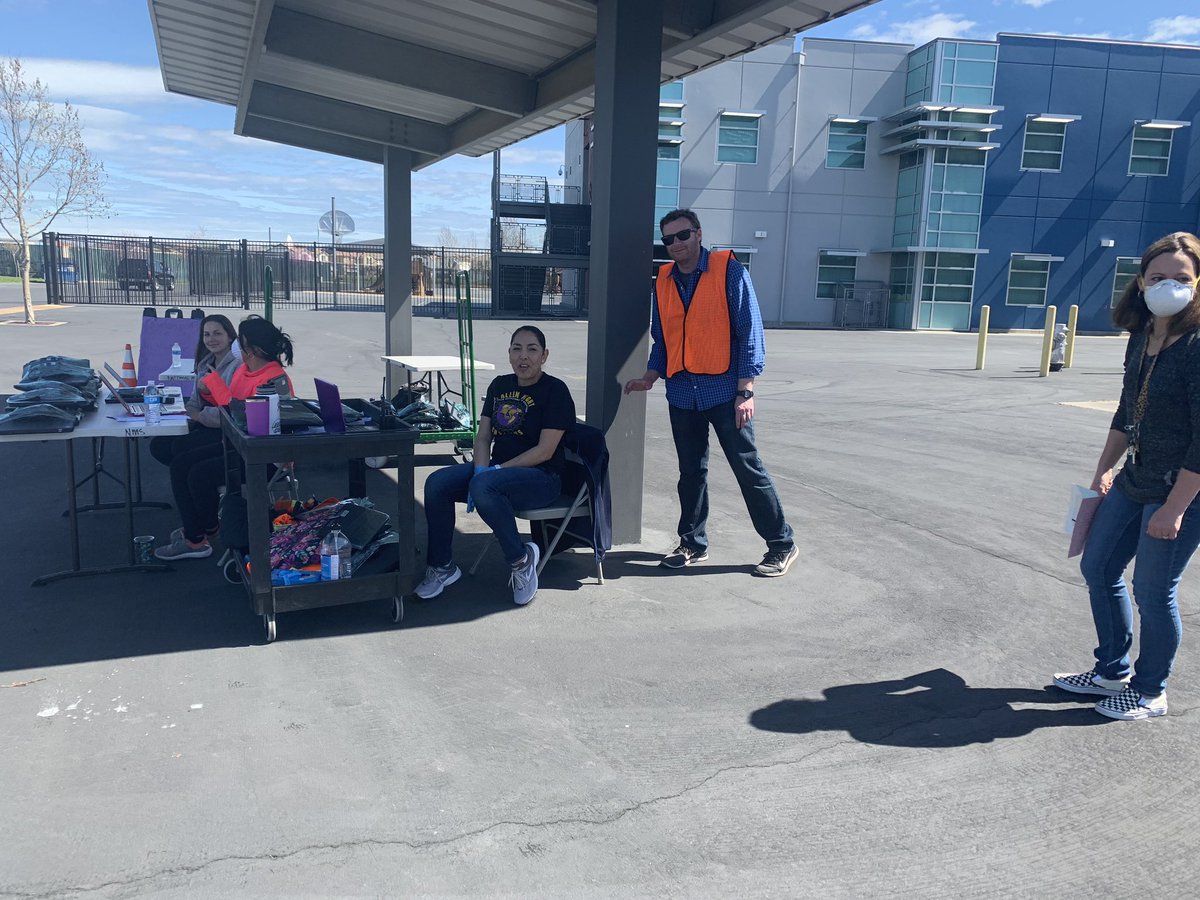 CM_LisaKaplan's tweet photo. Happy I was able to say thank you at a distance to our fabulous staff at #PasoVerdeSchool @TonjaJarrell , #HAllenHight, @JManviller & #NatomasMiddleSch @ThePantherWay - for doing such a great job helping our students / families get their #chromebooks today. @NatomasUSD https://t.co/sbUcFpjLSL