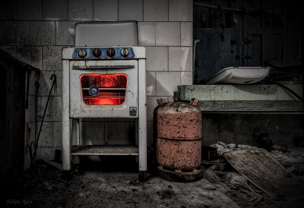agraphotography's tweet photo. #urbex @urbexa_es #hellkitchen #decay #red #interiordesign https://t.co/oVpCT3fQ9p