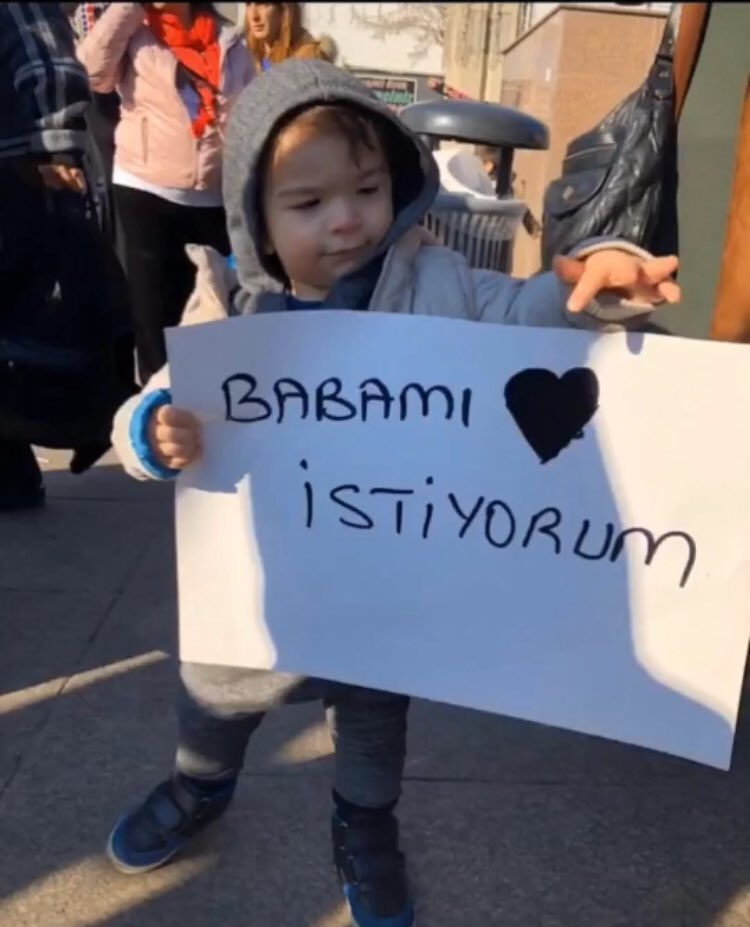 Ateşe verseler senin evini,
Nefret mi duyarsın yoksa sevgimi,
Değiştirme gel dünyanın rengini,
Haksızlığa durup bakma hakkın yok.
YaşamHak TasarıYetersiz