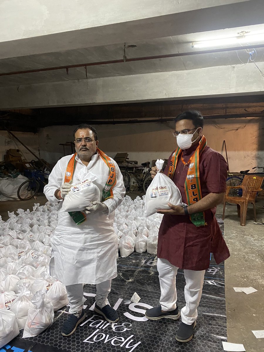 mayorvaranasi's tweet photo. #HelpingOthers #LetsFightCovid19 #NarendraModi #21daylockdown @PMOIndia @narendramodi @AmitShah @JPNadda @sunilbansalbjp @sunilozabjp @ratnakar273 @BJP4UP @BJP4India @PiyushGoyal @myogiadityanath @BJPVaranasi @dpradhanbjp @MohitMohley @GokulSharmaBJP https://t.co/ufEoE8VdLQ