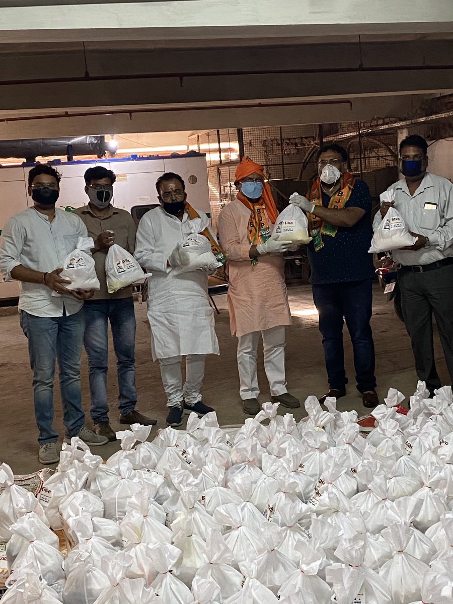 mayorvaranasi's tweet photo. #HelpingOthers #LetsFightCovid19 #NarendraModi #21daylockdown @PMOIndia @narendramodi @AmitShah @JPNadda @sunilbansalbjp @sunilozabjp @ratnakar273 @BJP4UP @BJP4India @PiyushGoyal @myogiadityanath @BJPVaranasi @dpradhanbjp @MohitMohley @GokulSharmaBJP https://t.co/ufEoE8VdLQ