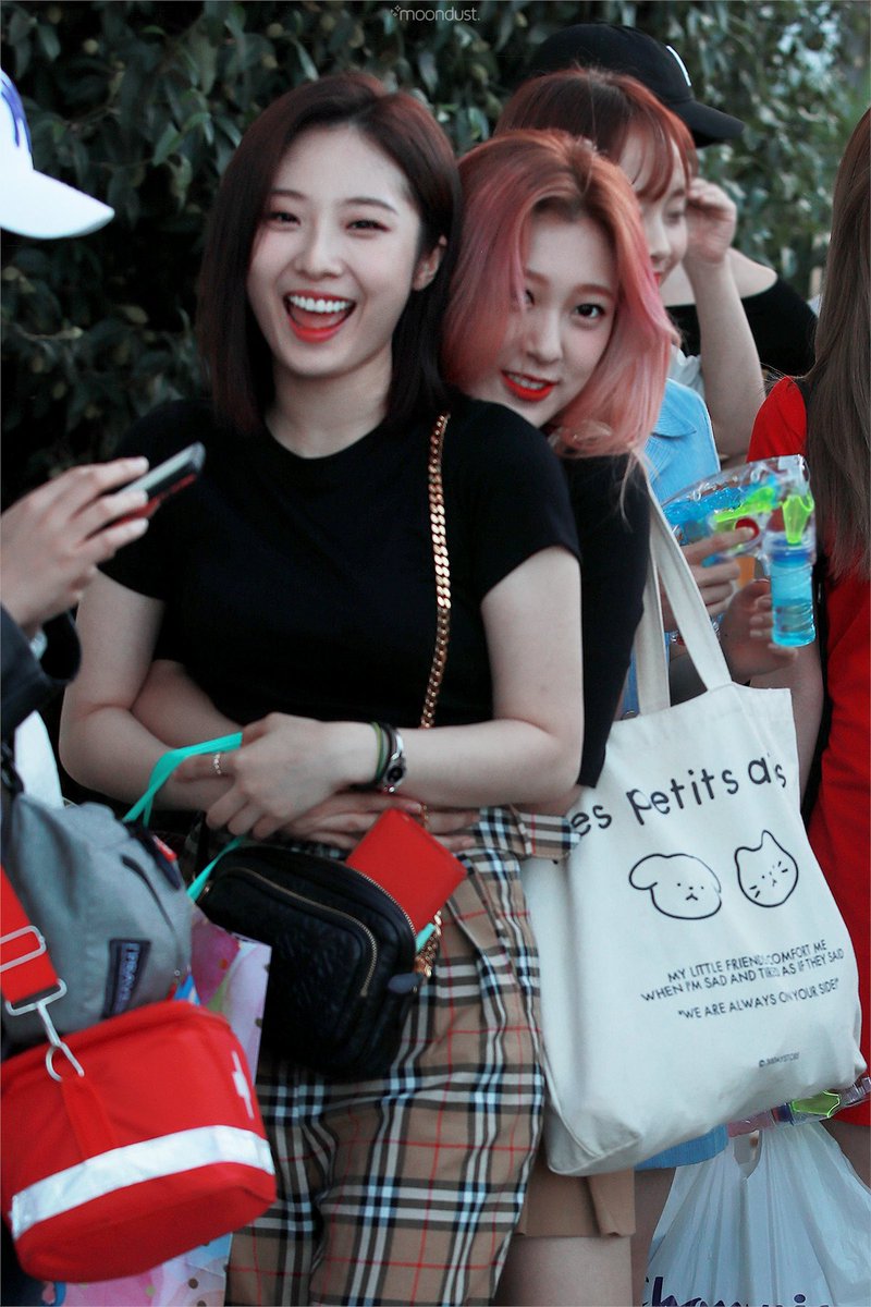 moondustkr's tweet photo. [wDOABYGj1t8] 190818 #이달의소녀 #하슬 #LOONA #HASEUL #CHOERRY #최리 #저화질ㅠㅠ #26s @loonatheworld https://t.co/rucGGU5fm2