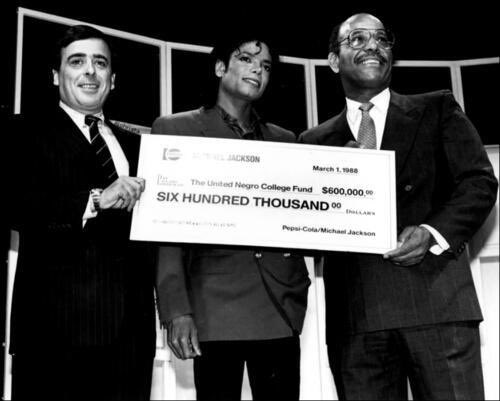 ShaySoDangerous's tweet photo. #TheRealMichaelJackson ...The man the WORLD refuses to see. #Humanitarian #imissMJ https://t.co/a8RDGqSRDJ