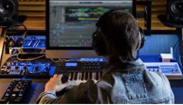 OFHSProductions's tweet photo. Shout out to Eli Salinas and Joey Dumm on their amazing plans for Music Production Capstones. #soexcited #rockstarstudents #goingtobefamous @OFR5_Activities @OrchardFarmRV https://t.co/UeB6bp3c6S