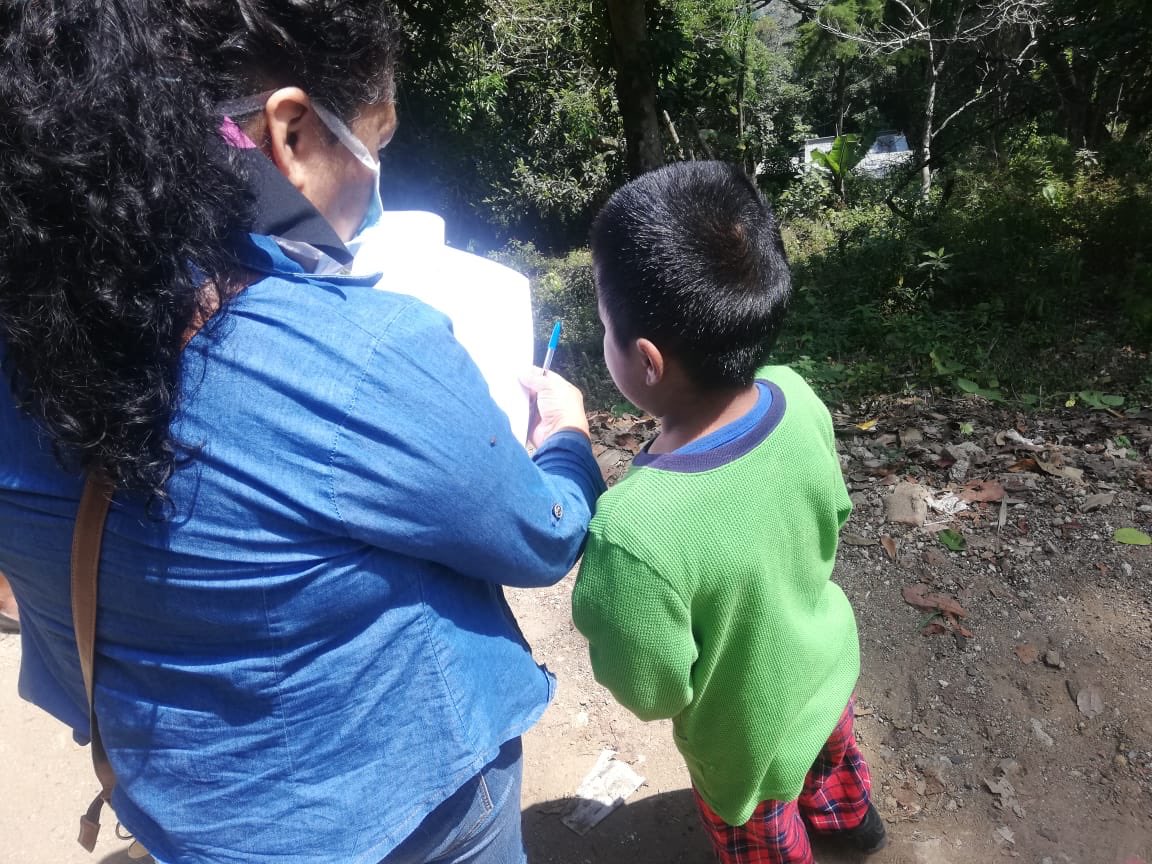ViancaRV's tweet image. Hoy quiero hacer un homenaje a mi mamá, ella es maestra de una escuela en una pequeña aldea. Hoy decidió ir a la casa de cada niño al que le da clases a dejarles sus guías de trabajo 🥺