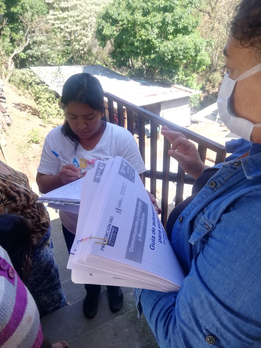 ViancaRV's tweet image. Hoy quiero hacer un homenaje a mi mamá, ella es maestra de una escuela en una pequeña aldea. Hoy decidió ir a la casa de cada niño al que le da clases a dejarles sus guías de trabajo 🥺