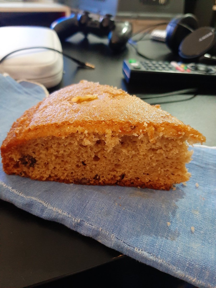 Martssupilami's tweet photo. Bizcocho casero con nueces... y los mandos de la play de fondo porque el kh2 que no falte :____) https://t.co/eUHIy1zWcF