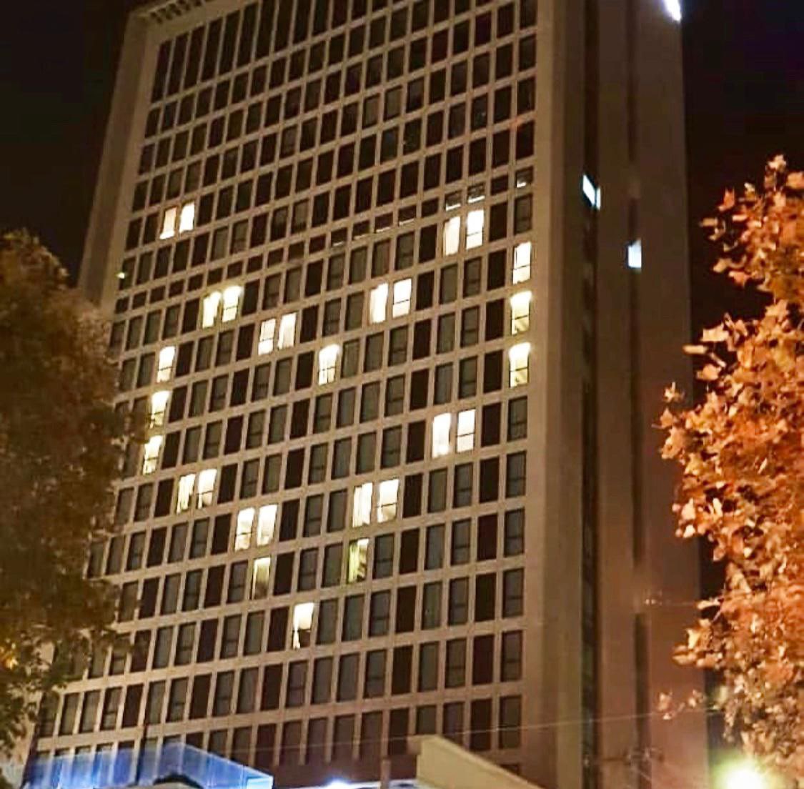 cotyreginato's tweet photo. Felicitamos a Novotel por la hermosa iniciativa de transformar el frontis del hotel en un gran mensaje de amor, unidad y esperanza  para todas las viñamarinas y viñamarinos en momentos tan complejos. 
Pequeños gestos que dan felicidad.  
Virginia Reginato #VIÑA #CHILE #VIÑADELMAR https://t.co/y7bxewWD4s