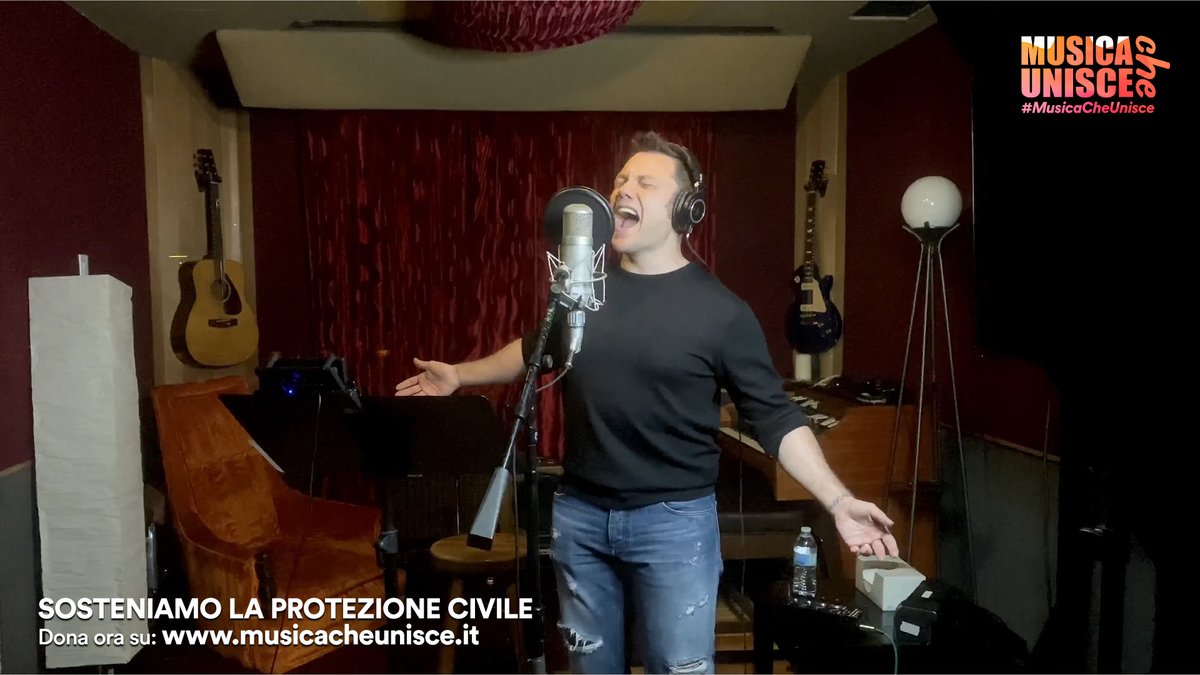 Musicacheunisce's tweet photo. "Almeno tu nell'universo" forse non è più una canzone, è un inno per tutti noi italiani. Racchiude in sé storie, valori, emozioni, ricordi. 
@TizianoFerro ce la regala ora a #MusicaCheUnisce! https://t.co/1ymjRp2qBV