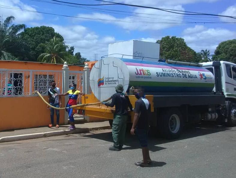 SaludMpalCBol's tweet photo. Alcalde @AlcaldeSergioH sigue atiendes las comunidades con suministro de agua potable de la mano del Poder popular organizado
#QuedateEnCasa
#poderpopularalfrente @NicolasMaduro @dcabellor @CBO_Alcaldia https://t.co/y6G74jMq8l