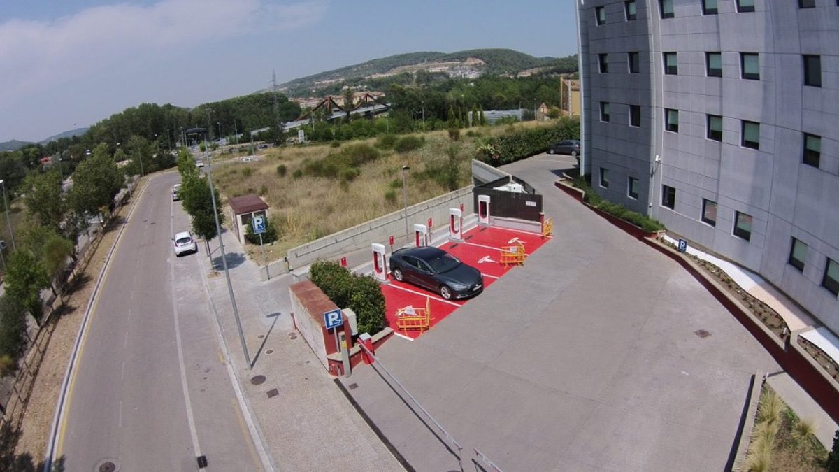 Queremos comunicaros que el Supercharger de Girona está desconectado hasta nuevo aviso, el Hotel <a href="/ibis_ibisBudget/">ibis Girona</a> ha cedido sus instalaciones para tratar a los pacientes leves por #Covid_19, desde nuestro Club les deseamos una pronta recuperación 👏👏👏