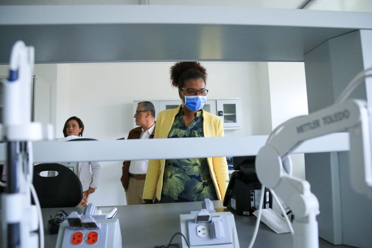 MincienciasCo's tweet photo. Visitamos la @UNALOficial para conocer de primera mano las capacidades y los equipos de laboratorio con los que hacen frente al COVID-19. Las universidades, como aliadas estratégicas, son quienes producen conocimiento que disponen a la sociedad. 

#LaCienciaEstá en la academia. https://t.co/mMWUDmVfjC
