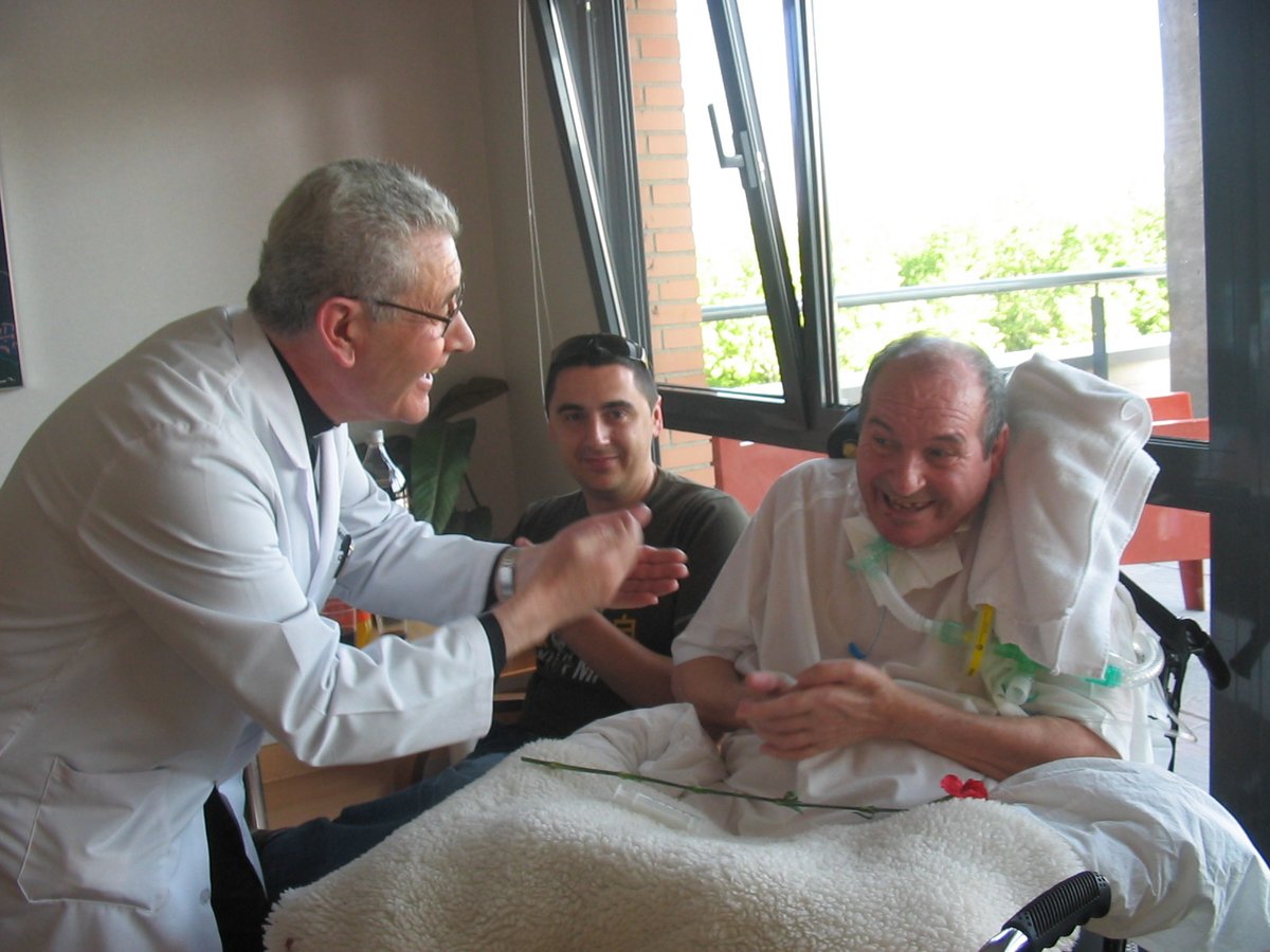 Lagunahospital's tweet photo. D. José Ruíz, Patrono de la Sonrisa y del buen humor, intercesor de la amabilidad y de la palabra siempre a tiempo, de la broma oportuna y de la reflexión profunda. Capellán de LAGUNA. GRACIAS por todo. Siempre le recordaremos. https://t.co/yj2t3UkcGq