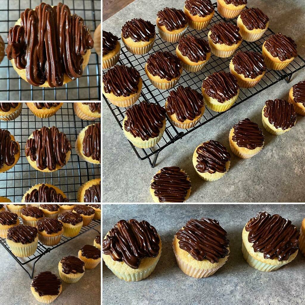djogrolyo's tweet photo. The finished product. #ButtermilkVanillaCupcakes with #ChocolateGanacheFrosting
#Baking #Cupcakes #NorthwoodsBaking #CabinBaking https://t.co/cbk9cnKbPK https://t.co/4GaxwvLiCn