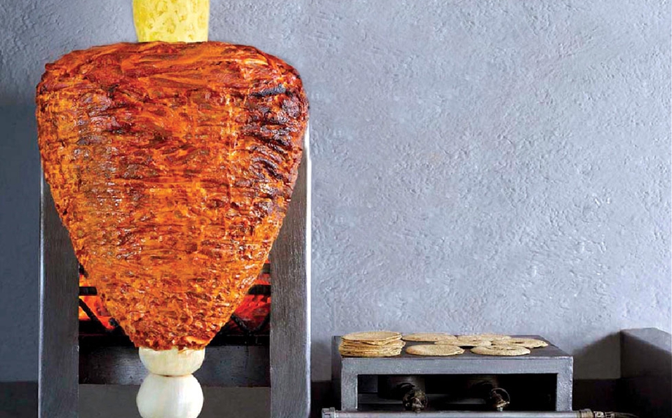hzagal's tweet photo. Hoy es el día del taco. ¿Conocen la historia del taco al pastor? Gracias a la migración libanesa a México en la década de los 20, a Puebla llegaron los tacos árabes. Allí se adaptó el método de cocción vertical shawarma, y se cambió la carne de cordero por carne de cerdo. https://t.co/7pMXIjPGc8
