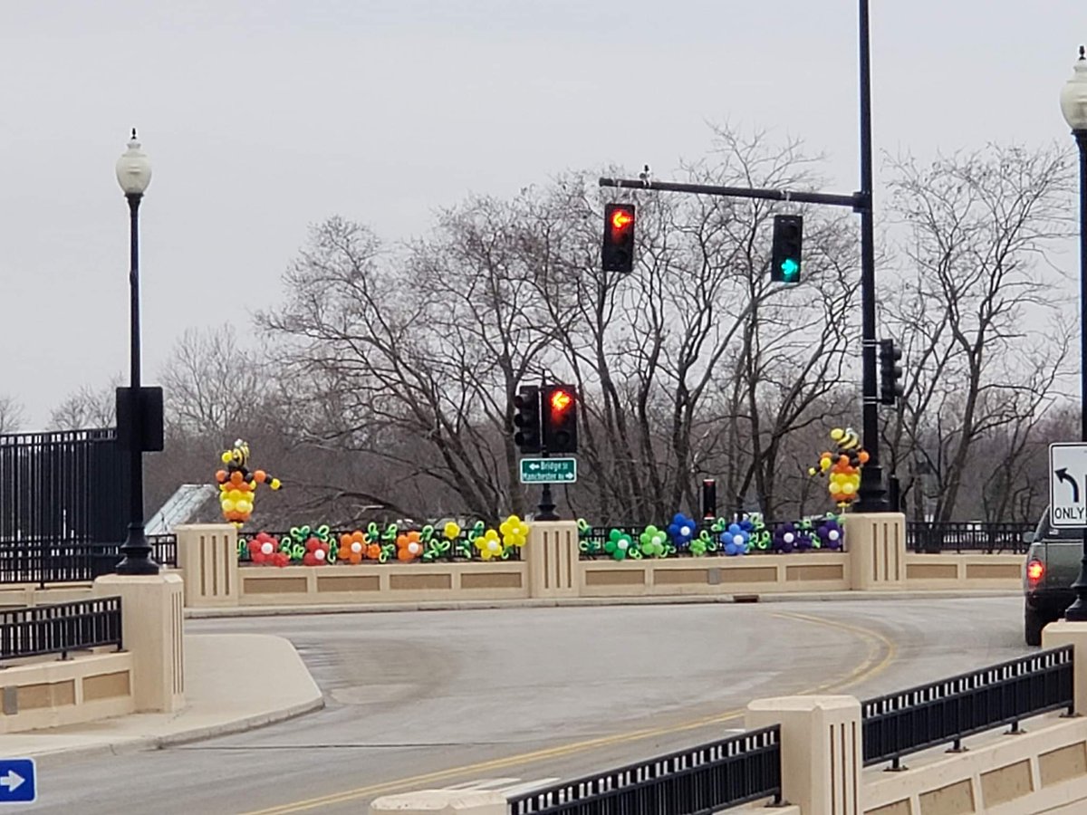 CityOfWheaton's tweet photo. In tough times like these, we are thankful to see examples of kindness and appreciation in our community. Here are just a few we've spotted this week. Thank you to all who are helping spread joy in Wheaton. We are all in this together. #StayHomeSaveLives https://t.co/Iq6fHhdwhm