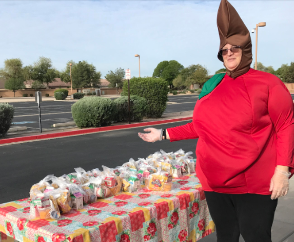 PattyNarducci's tweet photo. Who will serve "your" breakfast or lunch at Simonton Elementary @JOCombsUSD ?  You NEVER know!  Join us for the food and fun 7:30-9am; and 10:30-noon daily.  Youth 18 &amp; under eat FREE! Almost 1300 Meals served today! https://t.co/ZvbLPDTk3x