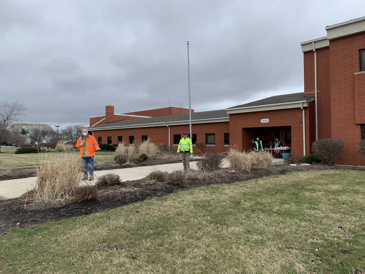 ksullivanILLINI's tweet photo. Thanks to our @FirstStudentInc  &amp; Organic Life partners for helping us to continue to feed our students in need. We are grateful! #ilschoolsstepup @ipsd204 https://t.co/BwLMQ25NKe