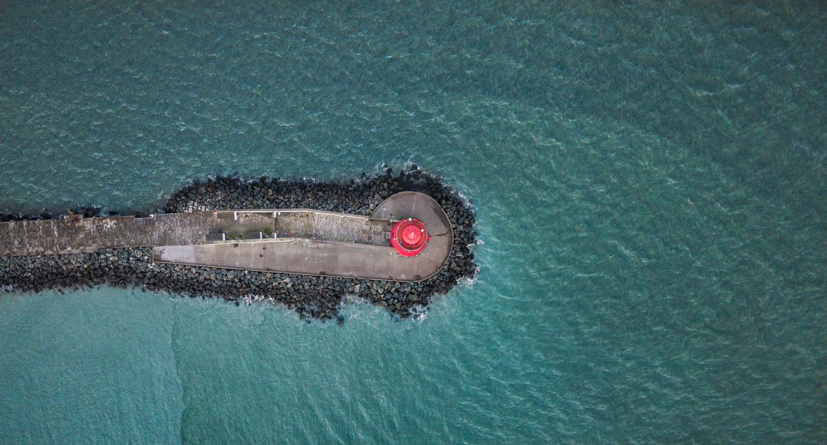 JacobsInnDublin's tweet photo. For one of the best panoramic views of Dublin's skyline, head to the Great South Wall and walk along the four-mile-long wall.🔺👁️👁️
Prepare yourself for a long walk! 😅
You’ll come to the charming, bright red Poolbeg Lighthouse for 360° views; great for photographers! 📷

#Dublin https://t.co/yWpN3NVKQa