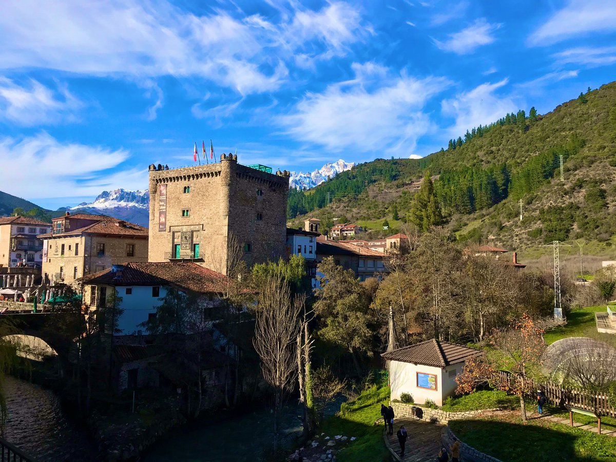 GuiaenCantabria's tweet photo. Desde el siglo XIV la torre del Infantado domina majestuosa el conjunto urbano de #Potes #Liébana #PicosdeEuropa @cant_infinita https://t.co/XjuOYbiJ6F