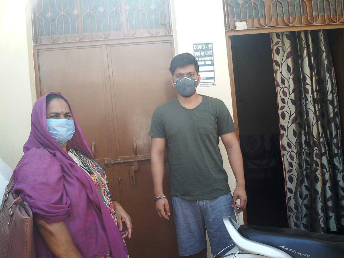DamohPoshan's tweet photo. #IndiaFightsCorona AWW of #AspirationalDistrict Damoh are doing home visits to take regularly follow up of community members who returned to their home and are in home quarantine.#StaySafe #harkaamdeshkenaam https://t.co/w0m9NsHoav