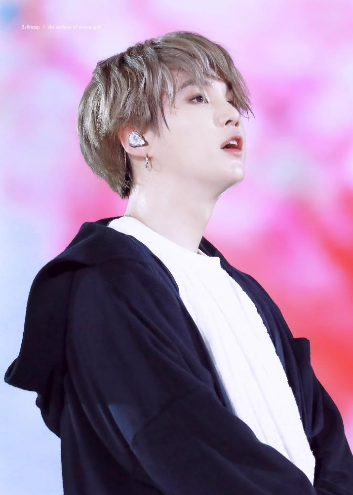 meltingvante's tweet photo. 191204
슈가 선��님 진짜 잘생겼어요.💜

#AprilFoolsDay 
#BTS #방탄소년단 #SUGA
#슈가 https://t.co/5qGfEn2Kvx