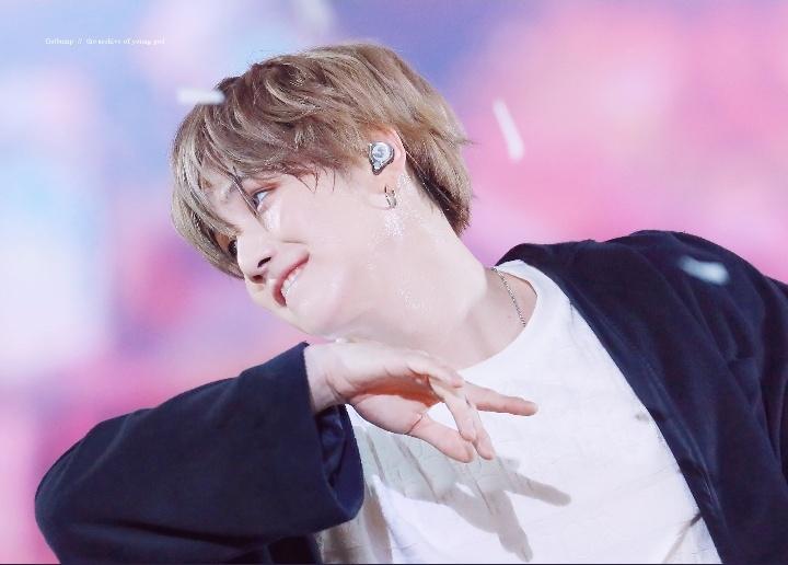 meltingvante's tweet photo. 191204
슈가 선��님 진짜 잘생겼어요.💜

#AprilFoolsDay 
#BTS #방탄소년단 #SUGA
#슈가 https://t.co/5qGfEn2Kvx