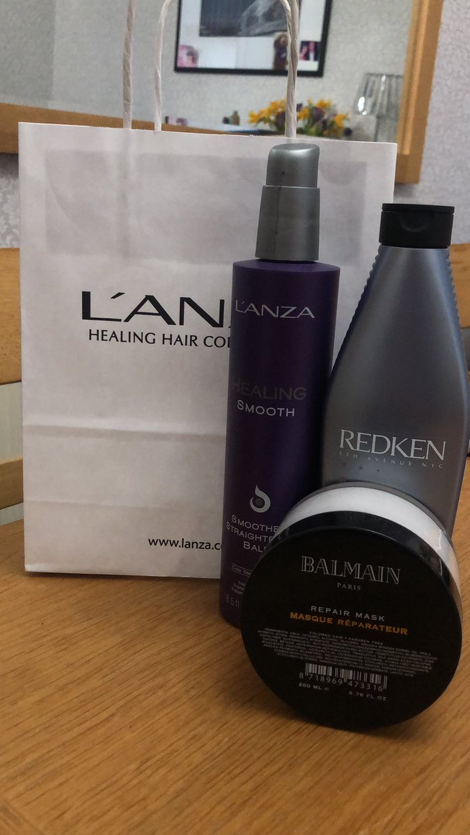 LisaAnd14615138's tweet photo. Thank you Jane for delivering my hair products on your way home . Extra special thank you for gift you popped in as real surprise cannot wait for my day off to put the repair mask on ..☺️ https://t.co/26GhpwBsVR