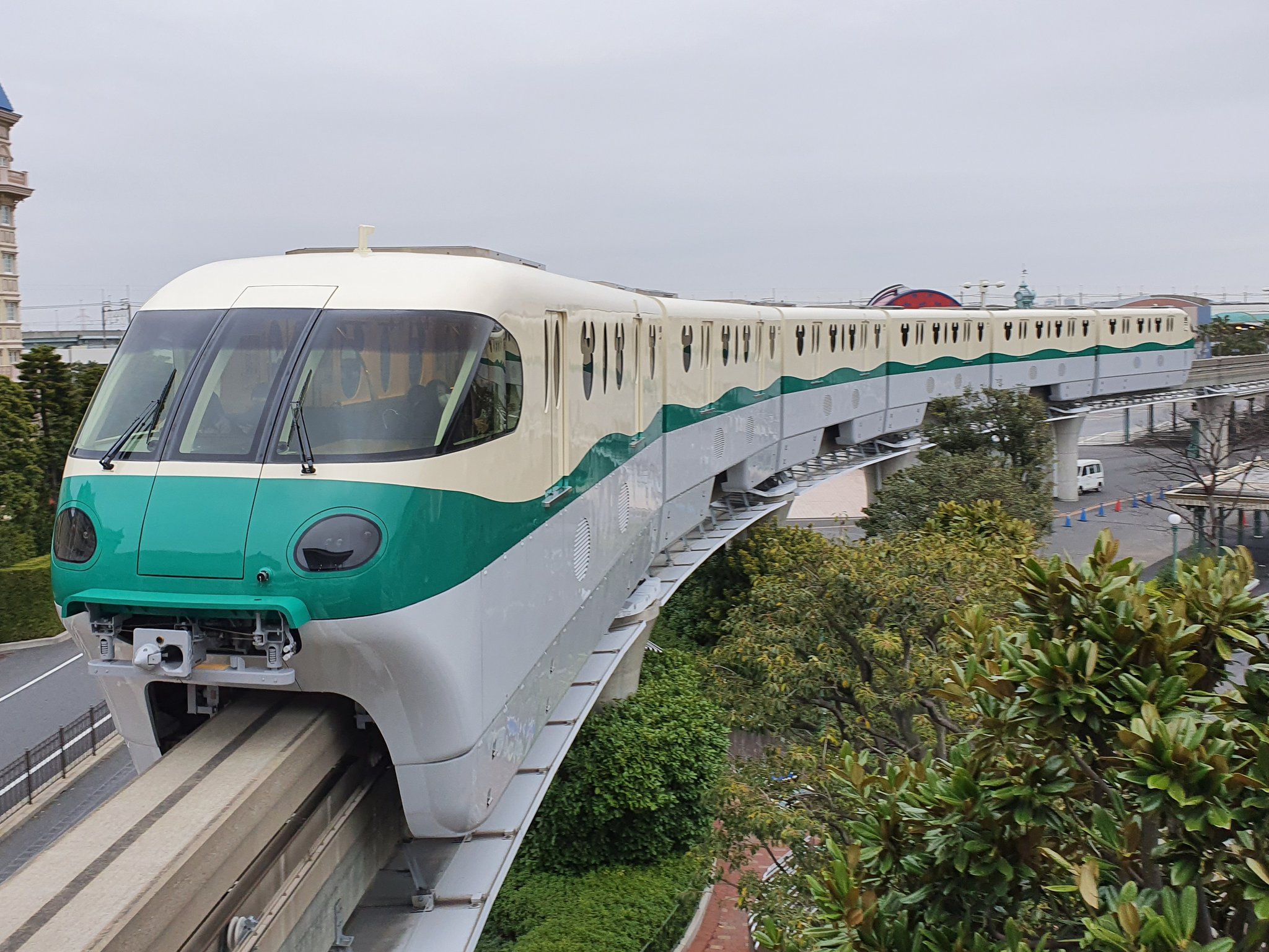 質 昨日ディズニーリゾートライン初めて乗って 乗った瞬間ドバイのジュメイラモノレールを思い出す座席配置だったので調べたら ディズニーリゾートラインも日立製作所だった T Co Bpi15r4eq8 Twitter