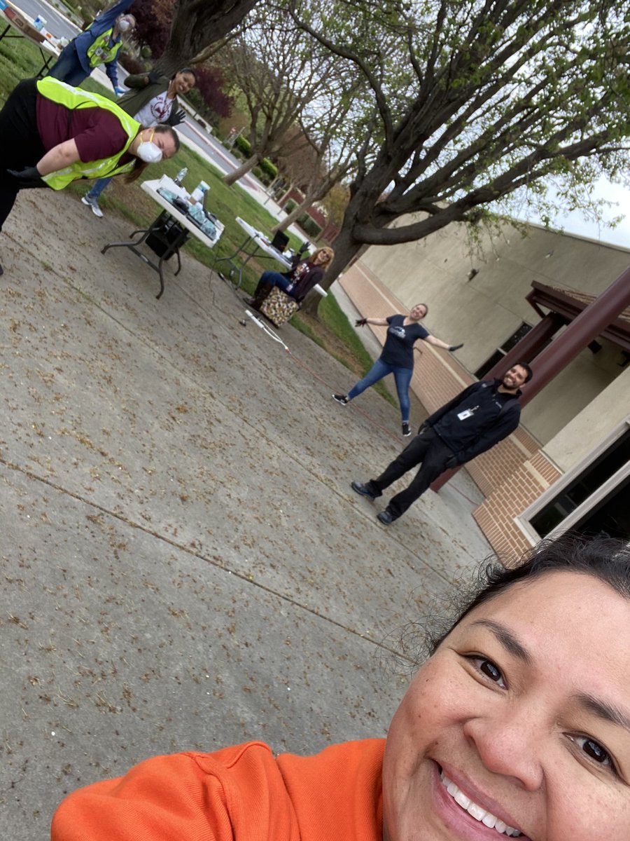 MrsPerryTRE's tweet photo. Chromebook distribution at TRE and making sure we are social distancing ! We miss you Otters! @NUSDParentUniv @NatomasUSD @natomasbuzz #TwoRiversElementary #gootters #SocialDistancing #wemissourstudents #StaySafe #StayHealthy #StayStrong https://t.co/7rd1jbbATj